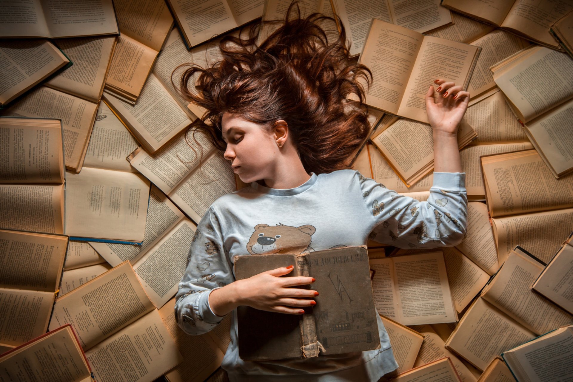 dreams-girl-books-sleeping